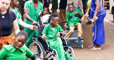 Au Cameroun, Eran Moas fait un geste fort pour les élèves handicapés et autistes