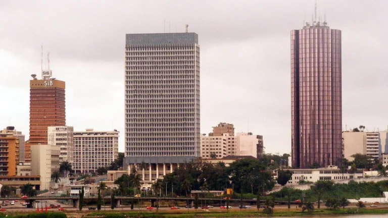 Yamoussoukro ou Abidjan : capitale politique et économique
