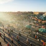 place jemaa el-fnaa à marrakech, marché traditionnel animé avec foules et étals verts
