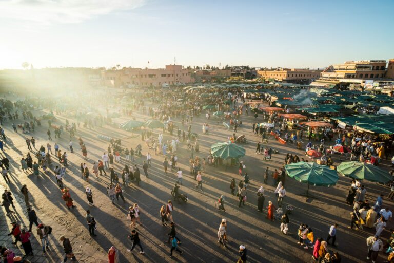 place jemaa el-fnaa at marrakech, marché traditionnel animé avec foules et étals verts