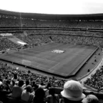 stade de football rempli de spectateurs lors d'un match professionnel