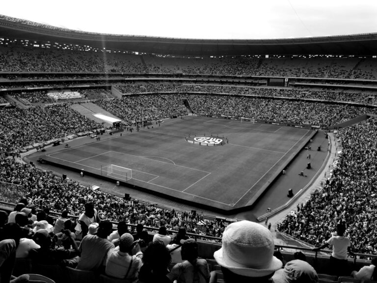 stade de football rempli de spectateurs lors d'un match professionnel