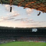 Fans de football en Afrique centrale suivant un match