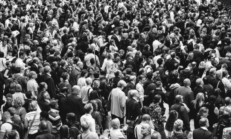 foule dense de personnes lors d'un rassemblement ou forum international