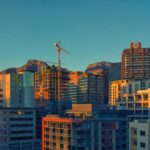 skyline urbain avec immeubles modernes et montagne en arrière-plan au coucher du soleil