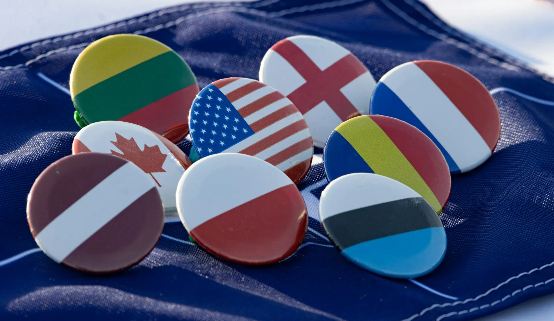 badges de drapeaux de pays représentant le multilatéralisme et la coopération internationale