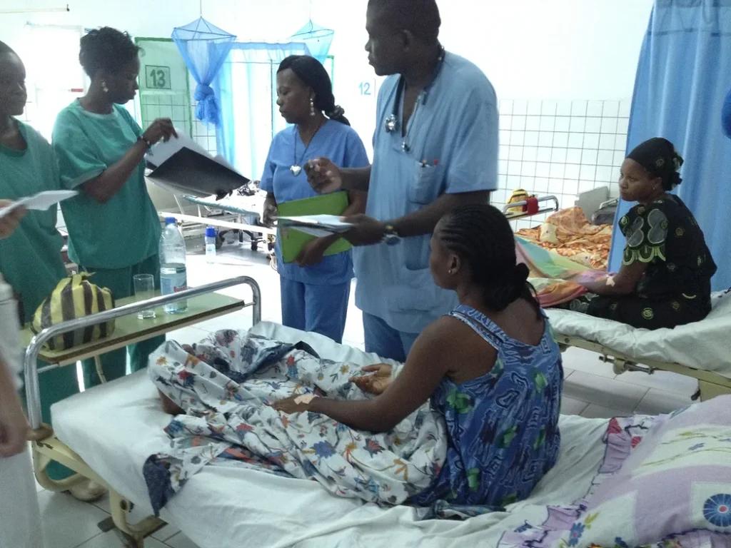 visite médicale dans un hôpital africain, médecins examinant une patiente au lit