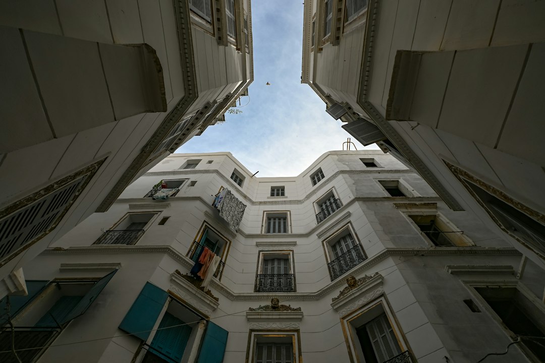 Investir dans l’immobilier en Algérie : prix, cadre légal et alternatives 2026