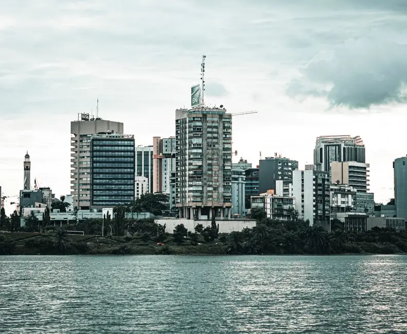 Investir dans l&rsquo;immobilier en Côte d&rsquo;Ivoire : prix, rendements et cadre légal 2026