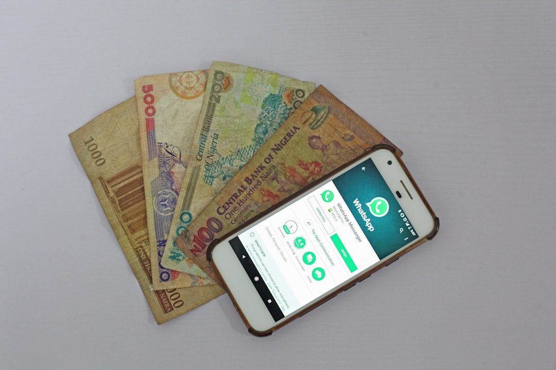Transfert d'argent vers l'Afrique : smartphone et billets