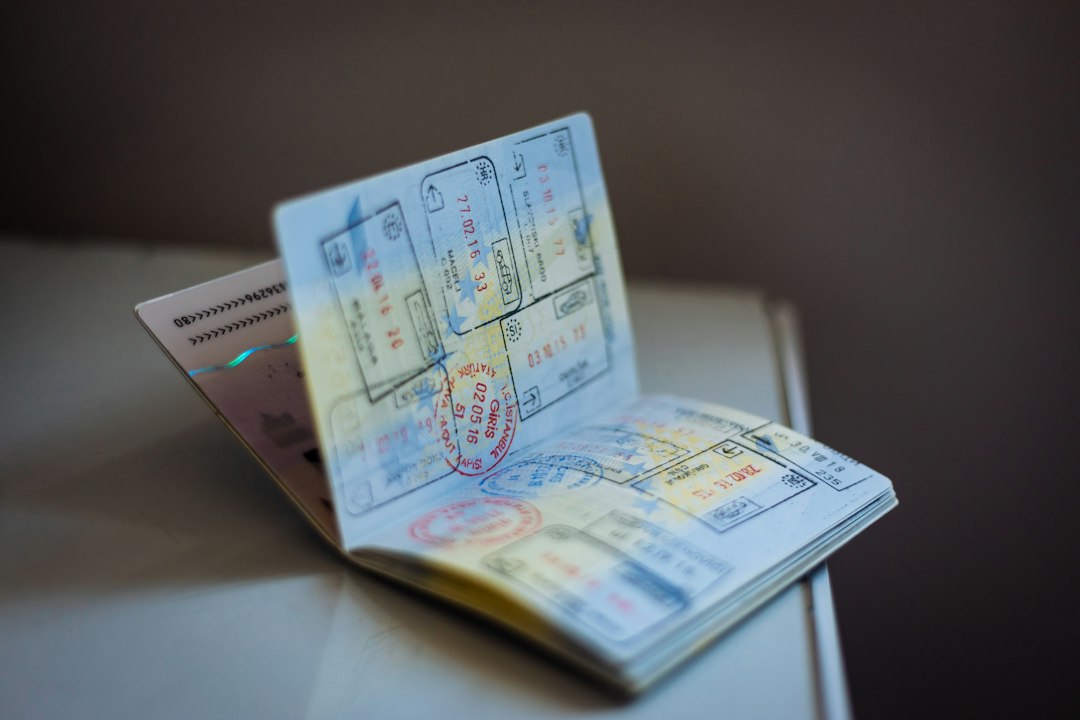 Passeport avec tampons sur une table — visa France depuis l'Algérie