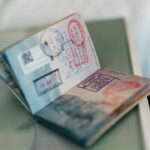 Passeport ouvert avec tampons de visa — visa France depuis le Maroc