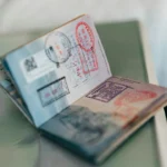 Passeport ouvert avec tampons de visa — visa France depuis le Maroc