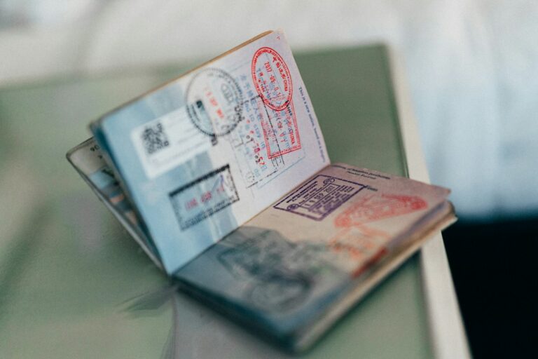 Passeport ouvert avec tampons de visa — visa France depuis le Maroc