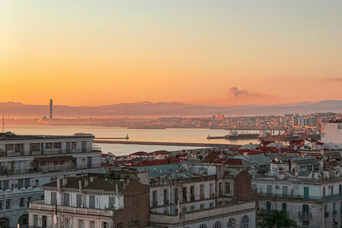 Vue de la baie d'Alger : la ville, le port et la Grande Mosquée d'Alger