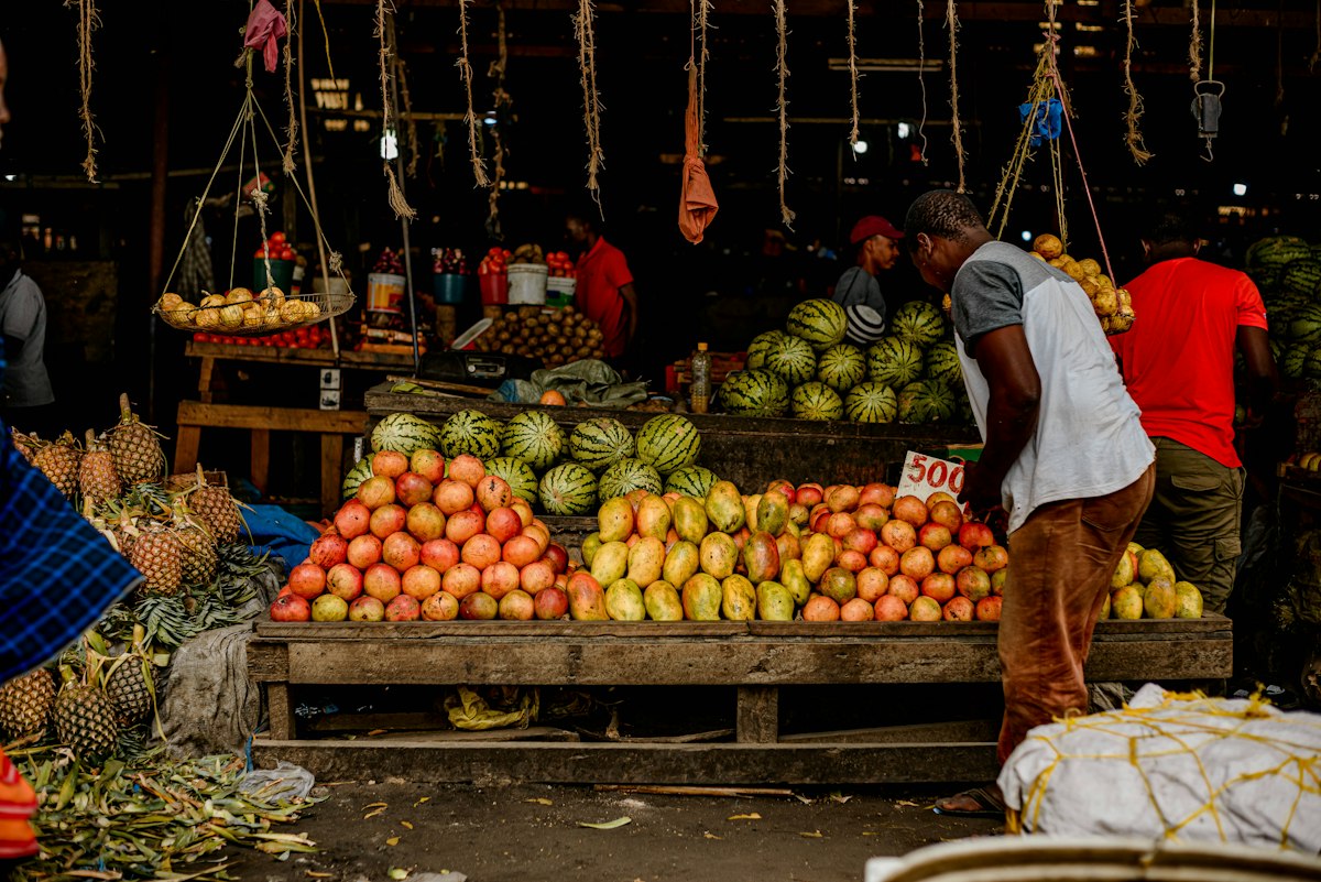Marché de fruits et légumes en Afrique, étals de mangues et pastèques