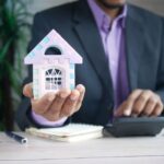 Investir avec 1 million de FCFA au Mali — homme d affaires et maquette de maison
