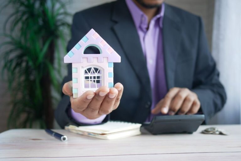 Investir avec 1 million de FCFA au Mali — homme d affaires et maquette de maison
