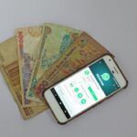 Envoyer de l argent en RDC — smartphone et billets de banque