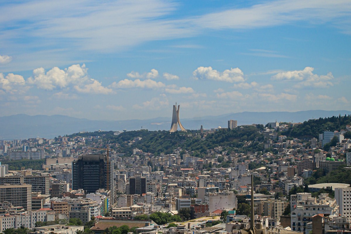 Alger : le Mémorial du Martyr et les quartiers résidentiels de la ville